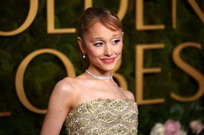 Tampil Anggun, Ariana Grande Pakai Gaun Vintage Berusia 59 Tahun di Golden Globe Awards 2025