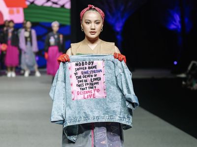 Kenang Sang Ibu, Chiki Fawzi Suarakan Free Palestine di Panggung Fashion Show
