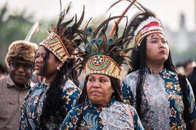 Potret Atribut Unik di Pelantikan Kepala Daerah: Warga Provinsi Papua Pegunungan Tampil Memukau dengan Irate Kepala
