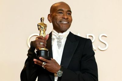 Paul Tazewell Jadi Desainer Kulit Hitam Pertama yang Raih Best Costume Design Lewat Film Wicked