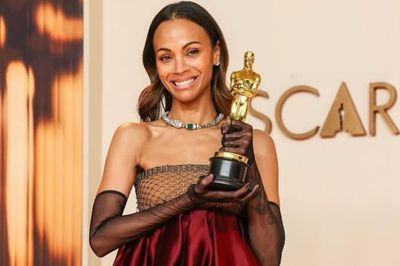 Zoe Saldana Tampil Anggun dengan Gaun Couture di Piala Oscar 2025