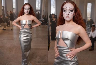 Chappell Roan Tampil Dramatis di Paris Fashion Week 2025 dengan Gaun Prong dan Riasan Unik