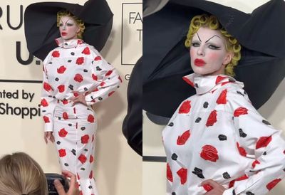 Julia Fox Tampil dengan Riasan Menor ala Badut di Fashion Trust Awards 2025