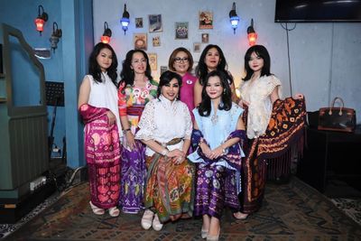 Potret Cantik Perempuan Berkebaya dari Lintas Generasi, Maya Miranda Ambarsari hingga Karina Manthovani