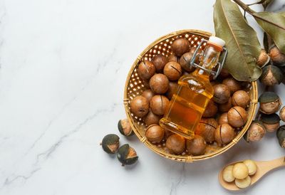 Perawatan Rambut dengan Minyak Kenari, Manfaat dan Cara Menggunakannya