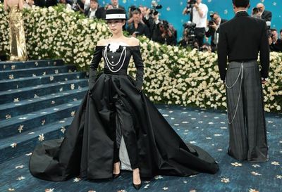 Jennie BLACKPINK Tampil Elegan Pakai Gaun Tuxedo Chanel di Acara Met Gala 2025