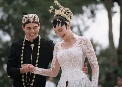Luna Maya Tampil Anggun Pakai Gaun Putih Panjang bak Ratu di Hari Pernikahannya