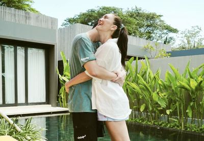 5 Foto Kemesraan Luna Maya dan Maxime Bouttier Pamer Sandal Jepit Gemas