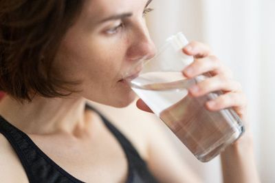 Minum Segelas Air Ternyata Bisa Perbaiki Suasana Hati dan Kemampuan Berpikir