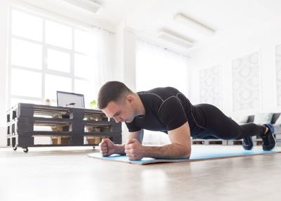 7 Teknik Ampuh agar Plank Lebih Konsisten dan Tidak Tremor