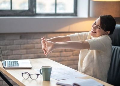 5 Gerakan Stretching Simpel Untuk Pekerja WFH
