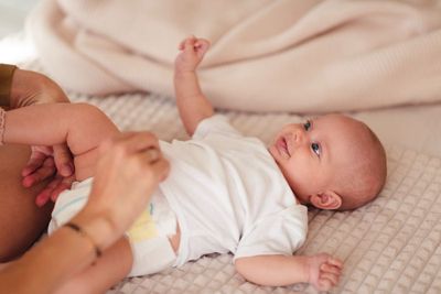 Sederet Tips yang Harus Diingat saat Merawat Bayi yang Buang Air, Catat Ya Moms