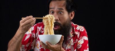 Sering Dilakuin Biar Lebih Kenyang, Ini 6 Dampak Negatif Konsumsi Mie Instan Pakai Nasi!