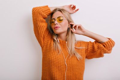 Waspada! Ini Bahaya yang Mengancam Kesehatan Jika Terlalu Sering Pakai Earphone