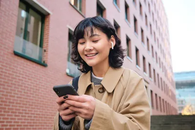 Earbud Nempel Pas Tidur? Ini Plus Minusnya Buat Kesehatan Telinga