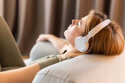 Ini Dampak Negatif yang Kamu Harus Tahu saat Tidur Sambil Pakai Earphone