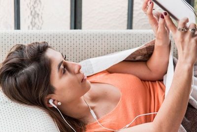 8 Cara Merawat Telinga Buat Kamu yang Sering Pakai Earphone
