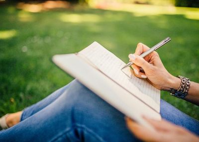 Menulis Jurnal Bikin Hidup Lebih Ringan, Ini Manfaat dan Tips Melakukannya