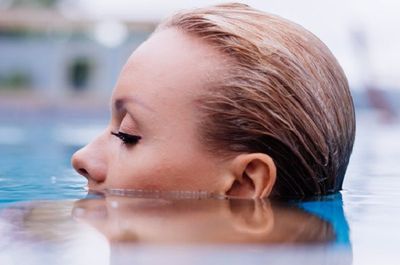 Tips Cara Mengatasi Telinga Kemasukan Air, Jangan Panik!