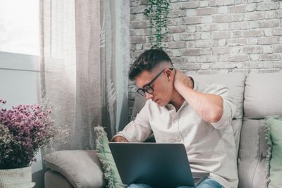 Simak 5 Penyebab Postur Badan Bungkuk dan Cara Mengatasinya!