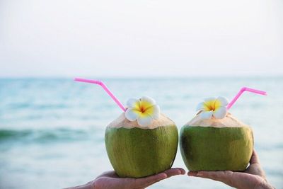 Gak Cuman Nyegerin, Ternyata Ada 3 Manfaat Alami Air Kelapa untuk Kesehatan Kita Lho!