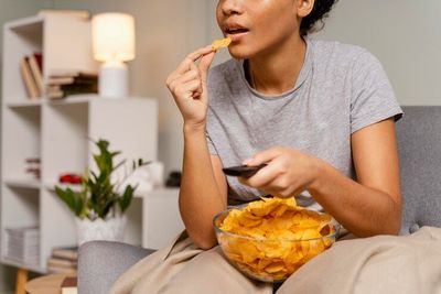 7 Cara Mudah Mengatasi Kebiasaan Ngemil di Malam Hari