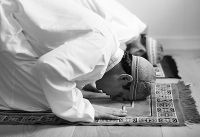 Dokter Ini Ungkap Khasiat Sujud dalam Gerakan Salat untuk Kesehatan Fisik dan Mental