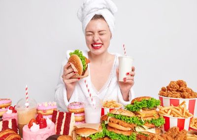 5 Cara Menghentikan Kebiasaan Makan Berlebihan di Malam Hari