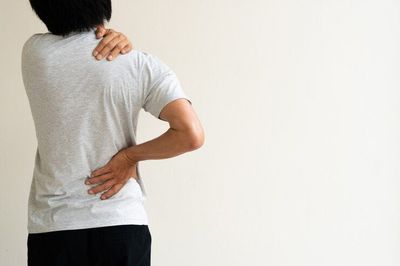 10 Makanan yang Dapat Meredakan Nyeri Punggung, Tomat hingga Bawang Putih