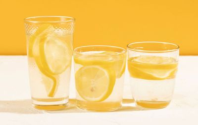 Minum Air Lemon atau Teh Hijau di Pagi Hari, Mana yang Baik untuk Kesehatan Usus Wanita?