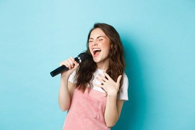 Bukan Hanya Kesenangan Belaka, Ternyata Bernyanyi Memiliki 10 Manfaat Kesehatan ini Lho!
