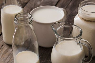 Raw Milk vs Pasteurized Milk Mana yang Lebih Aman Dikonsumsi?