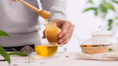 6 Khasiat Minum Air Hangat dengan Madu Sebelum Sarapan