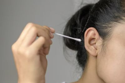 Cara Aman Membersihkan Telinga dari Risiko Kerusakan Pendengaran