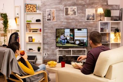 7 Manfaat Menonton Film dan Acara TV untuk Kesehatan Mental