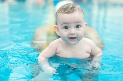 Manfaat Berenang untuk Bayi:Tips Keselamatan Hingga Tanda akan Tenggelam