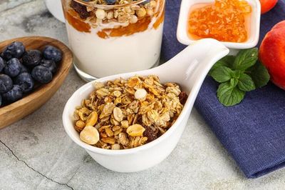 Granola: Manfaat untuk Kesehatan, Nilai Gizi dan Cara Menyajikan