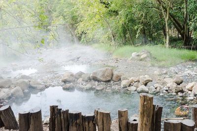 8 Manfaat Mengejutkan Berendam di Sumber Air Panas Alami untuk Kesehatan