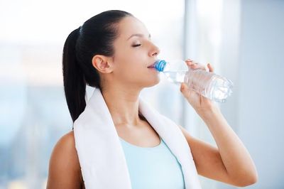4 Bahaya Minum Air Sambil Berdiri Menurut Penelitian