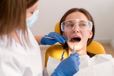 5 Tips Pemulihan Pasca Operasi Cabut Gigi Bungsu