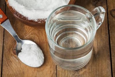 7 Manfaat Mengejutkan dari Minum Air Garam Setiap Hari untuk Kesehatan, Salah Satunya Menurunkan Berat Badan.