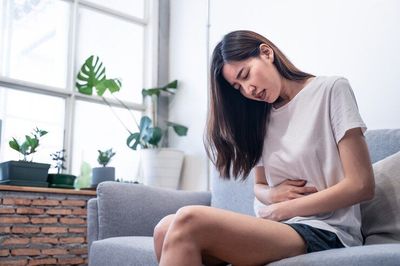 7 Cara Mengatasi Tekanan Darah Rendah saat Menstruasi, Salah Satunya Menggunakan Kaus Kaki