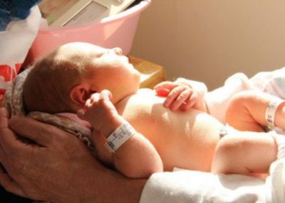 Manfaat Menjemur Bayi di Pagi Hari untuk Kesehatan dan Perkembangan Optimal