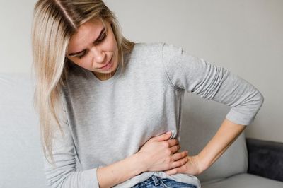 Tips Mengatasi Sakit Perut di Tengah Aktivitas Sehari-hari