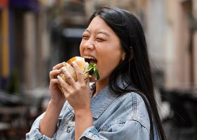 7 Kebiasaan Makan yang Membahayakan Kesehatan Jantung, Termasuk Makan Sambil Berdiri!