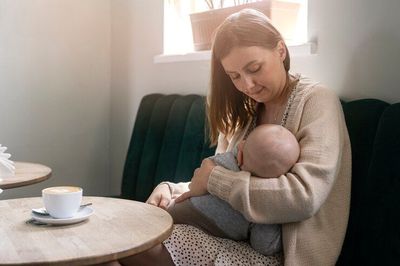 4 Risiko Kurang Tidur pada Ibu Pascamelahirkan dan Cara Mengatasinya