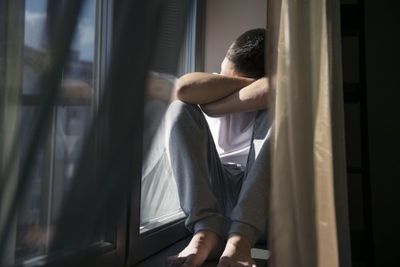 12 Tanda Pria yang Diam-diam Berjuang Melawan Kesepian, Apa Saja?