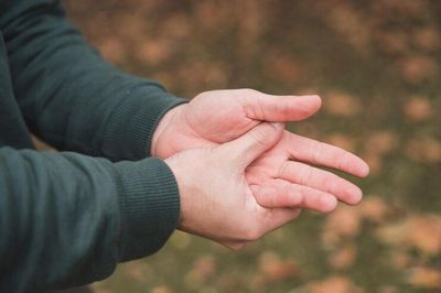 Tangan Sering Gemetar Tanpa Sebab? Jangan Dianggap Sepele