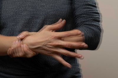 Apakah Tangan Anda Sering Bergetar Tak Terkendali? Ternyata Ini Penyebabnya
