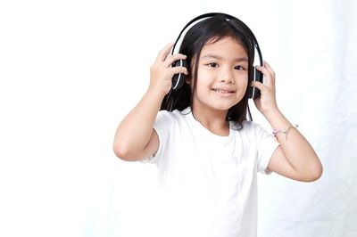 8 Tips Melindungi Anak dari Gangguan Pendengaran, Apa Saja?